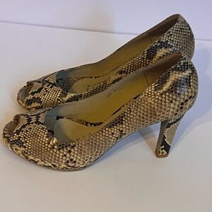 Gently used André Valentino snakeskin peep toe pumps. Size 9.